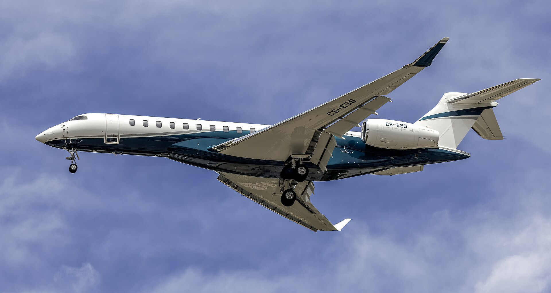 Bombardier Global 7500 business jet on approach